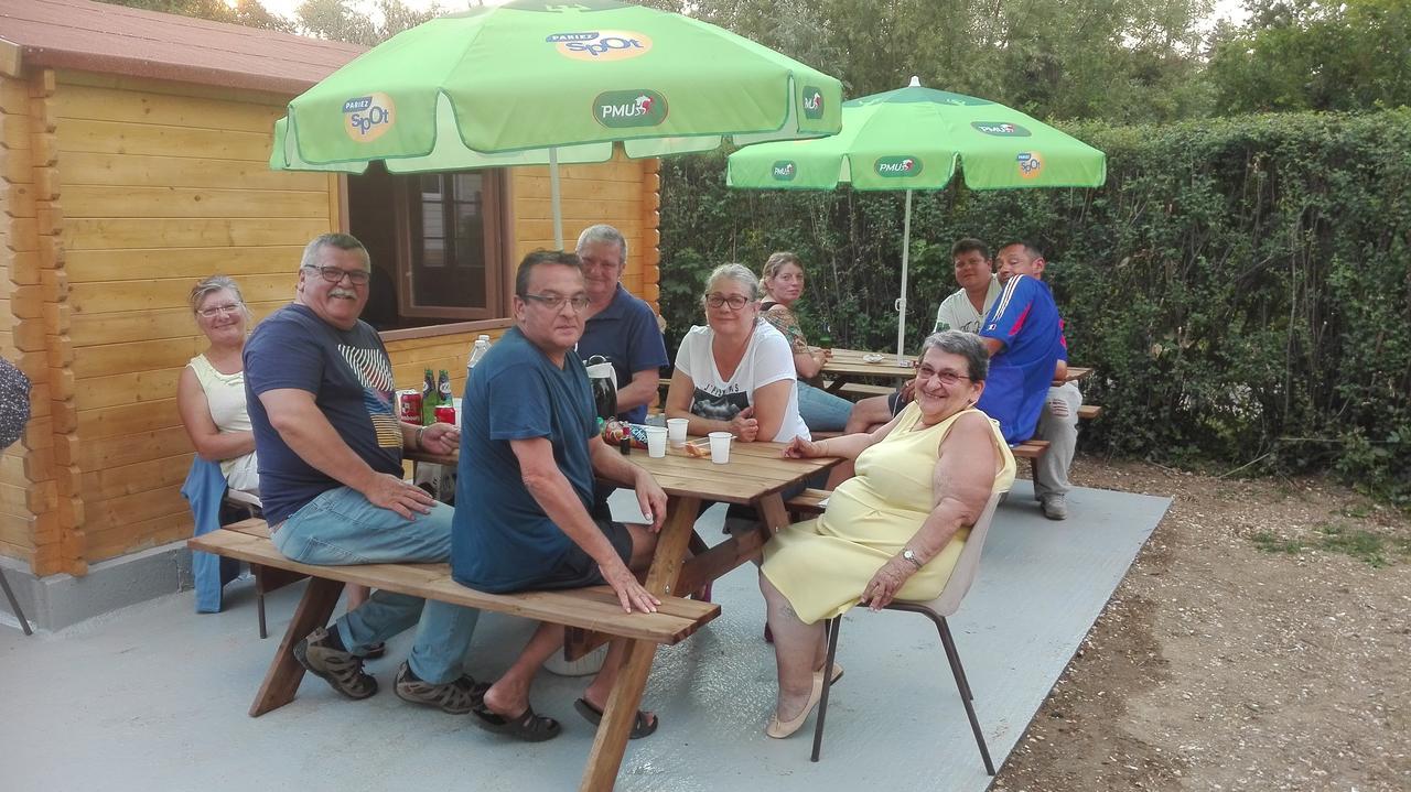 Camping Loisirs Des Groux Mousseaux-sur-Seine Exteriör bild