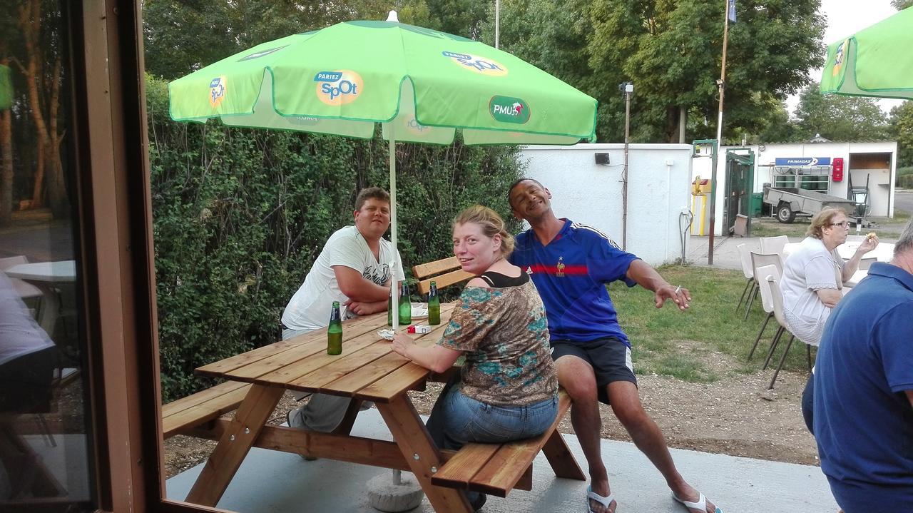 Camping Loisirs Des Groux Mousseaux-sur-Seine Exteriör bild
